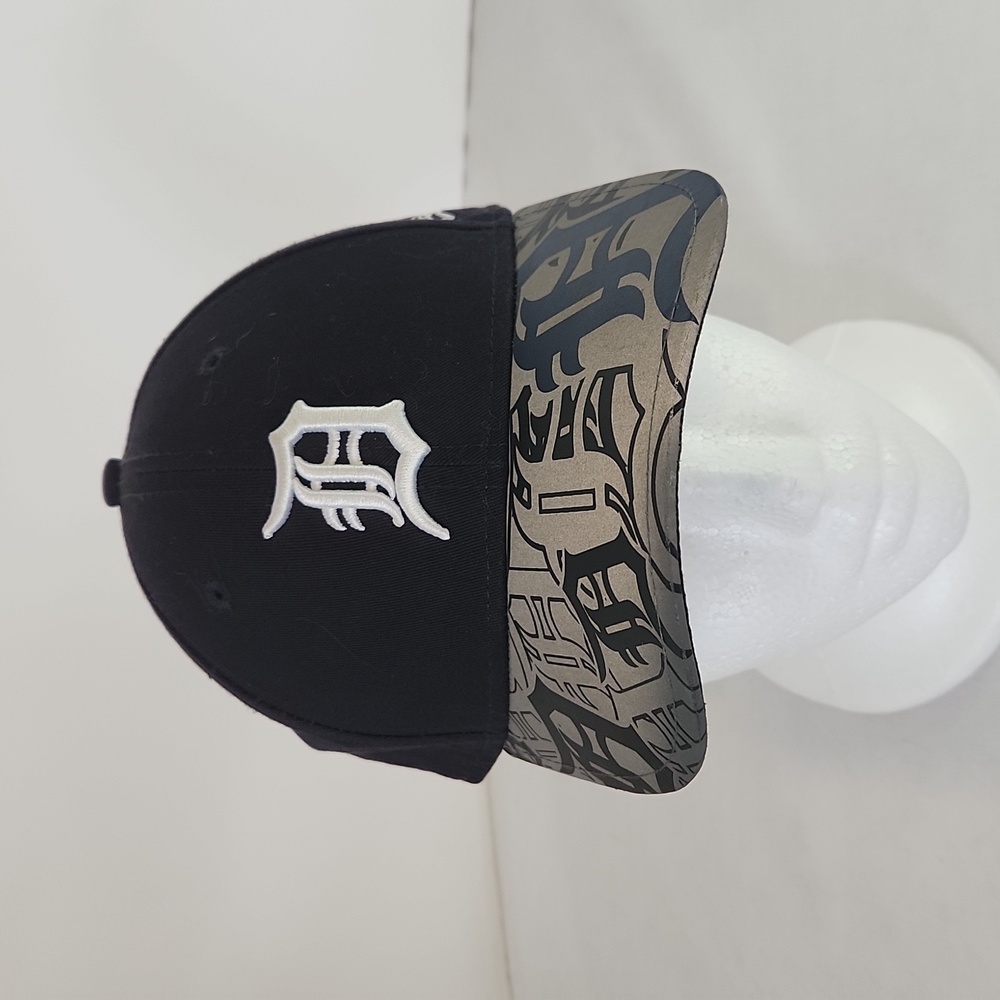 New Era Detroit Tigers Reflective Baseball Hat. Size youth OS fits most.